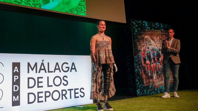 Sarah Almagro surfea su ola este lunes en El Perchel