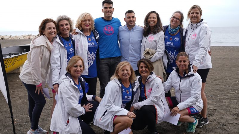 Adrián Miramón, Jose Moreno y las Málaga Dragon Boat durante la cita de 'El deporte va por barrios'