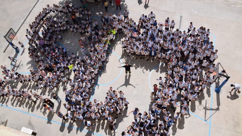 Castillejo, en el centro de la foto mientras los alumnos forman la sigla 'SC7'