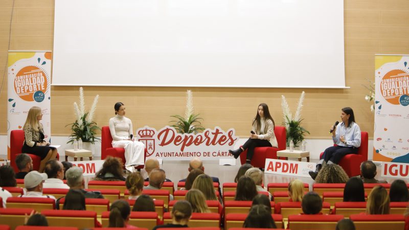 Natalia de Miguel, Eva González y Naomi Langarica fueron las protagonistas de la charla coloquio “Comunicación, Igualdad y Deporte” celebrada en Cártama