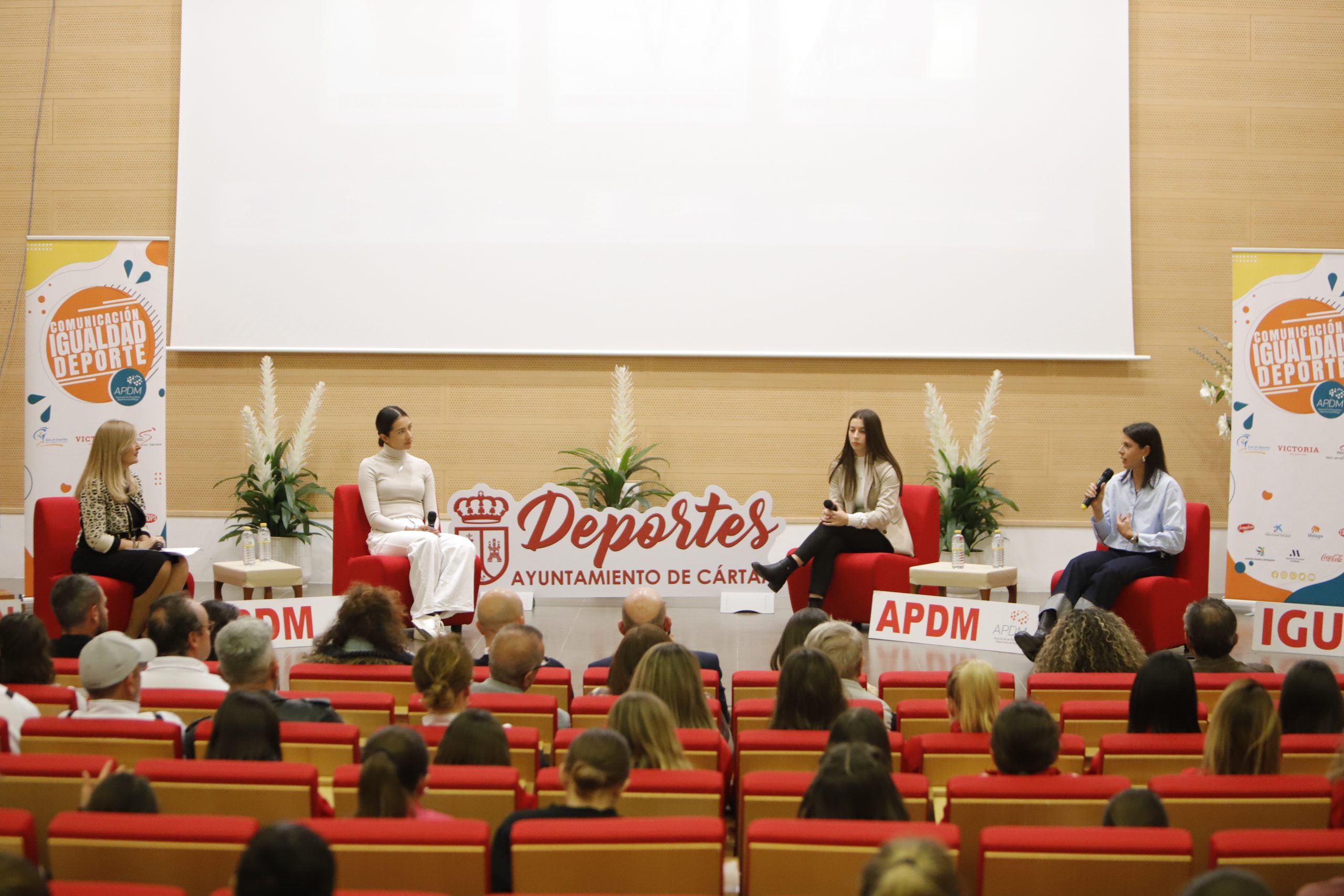 Natalia de Miguel, Eva González y Naomi Langarica fueron las protagonistas de la charla coloquio “Comunicación, Igualdad y Deporte” celebrada en Cártama