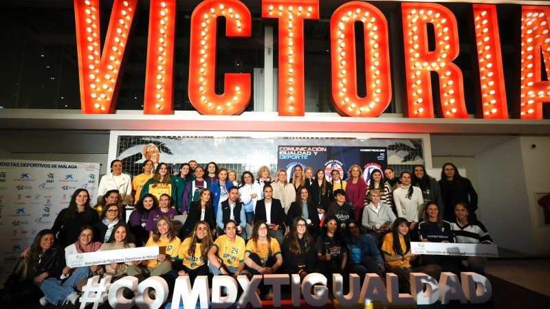 Foto de familia con participantes y asistentes en la jornada Comunicación, Igualdad y Deporte en Cervezas Victoria.